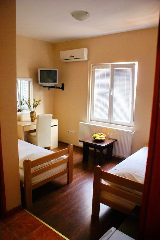 Guest House Villa Mir Kragujevac Exterior foto